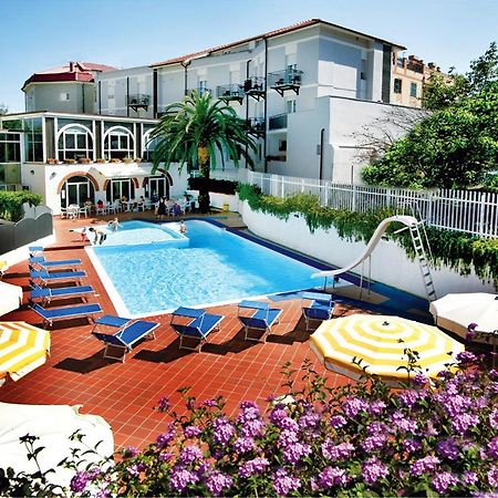Hotel Riviera 3 Stelle Con Piscina Estiva Gratuita E Garage A Pagamento Spotorno Exterior photo