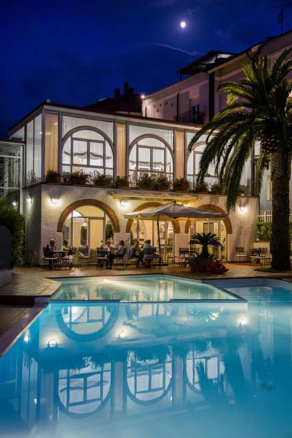 Hotel Riviera 3 Stelle Con Piscina Estiva Gratuita E Garage A Pagamento Spotorno Exterior photo