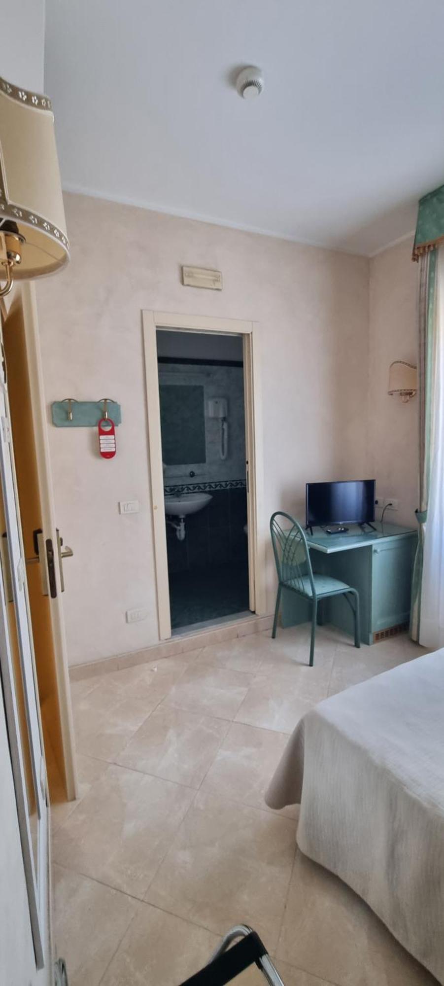 Hotel Riviera 3 Stelle Con Piscina Estiva Gratuita E Garage A Pagamento Spotorno Exterior photo