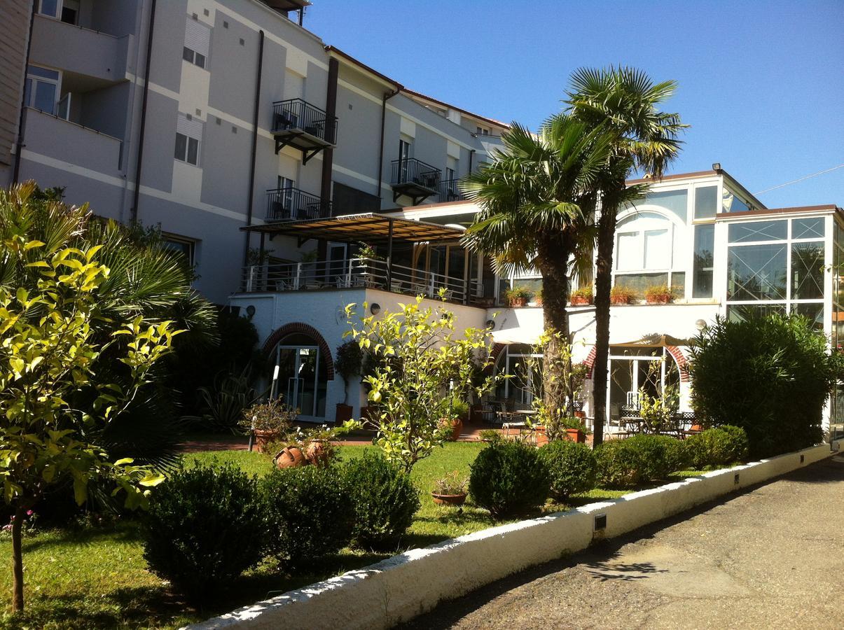 Hotel Riviera 3 Stelle Con Piscina Estiva Gratuita E Garage A Pagamento Spotorno Exterior photo