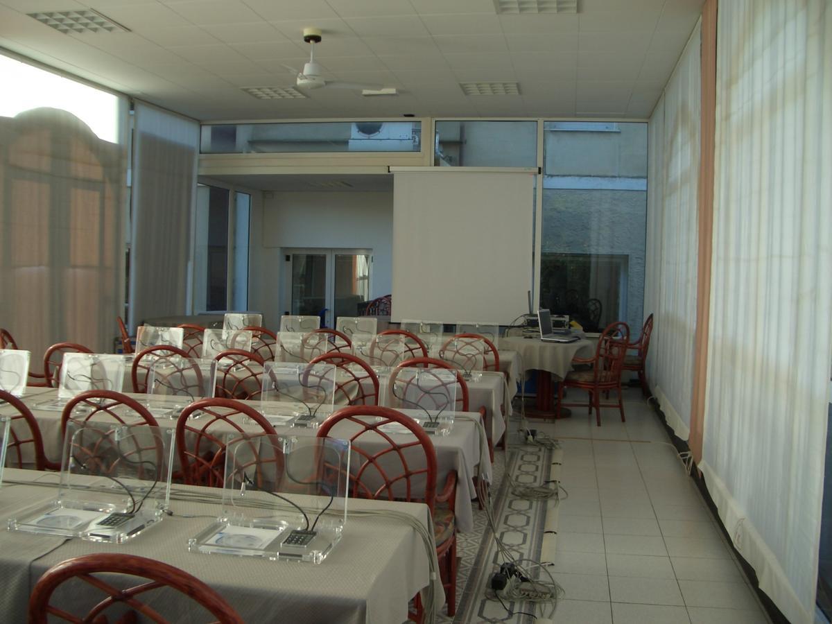 Hotel Riviera 3 Stelle Con Piscina Estiva Gratuita E Garage A Pagamento Spotorno Exterior photo