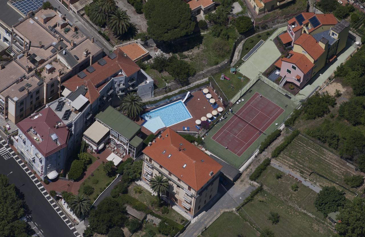 Hotel Riviera 3 Stelle Con Piscina Estiva Gratuita E Garage A Pagamento Spotorno Exterior photo