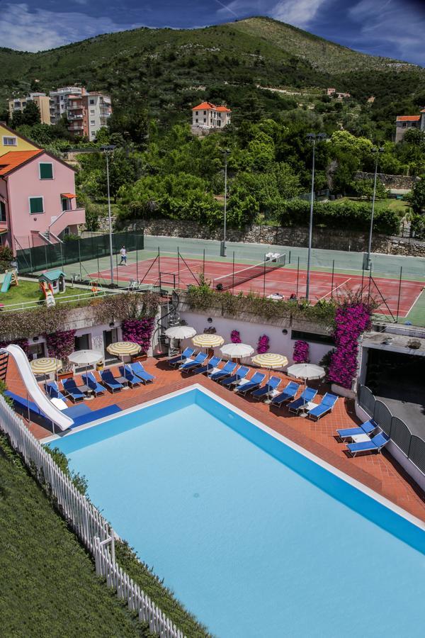 Hotel Riviera 3 Stelle Con Piscina Estiva Gratuita E Garage A Pagamento Spotorno Exterior photo